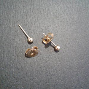 SOLD !!!!!!!!!!!!!! DO NOT BUY !!!Claire's 14k solid gold studs for little girls